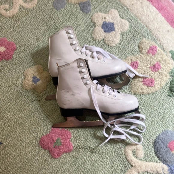 Girl’s White Figure Skates with Silver Accents - Picture 1 of 8